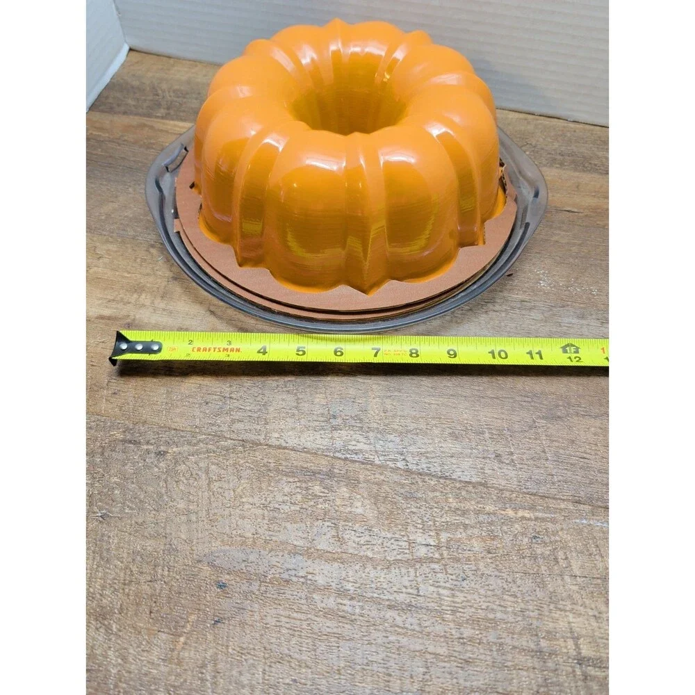 Nordic Ware Classic 12 Cup Bundt Pan with Twist-to-Lock Cake Keeper Carrier